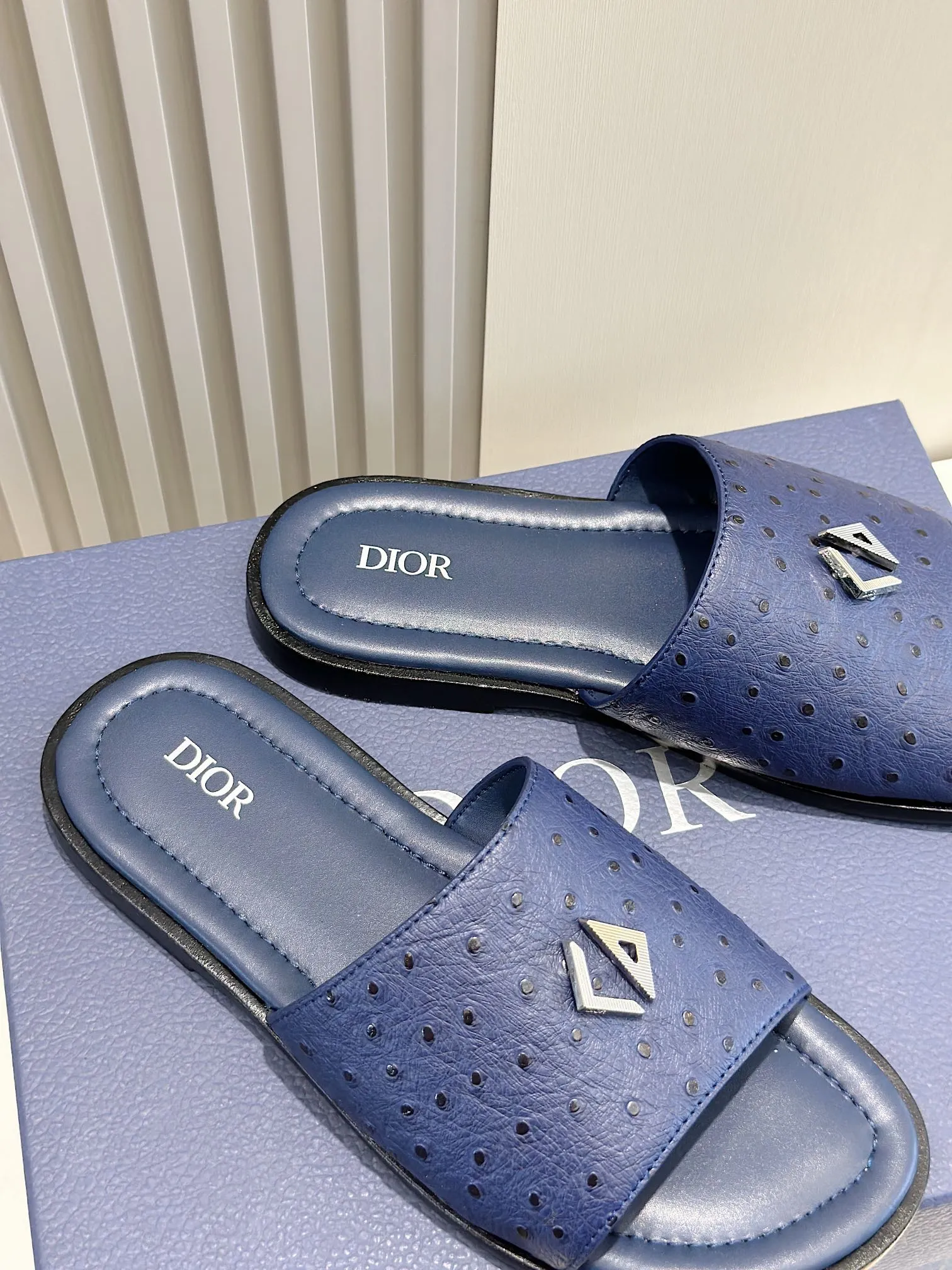P320 [DIOR] Size 39-44 (38.45 custom-made) 2024ss Dior’s latest men’s slippers are a must-have. Dior Alias ​​Men's Genuine Leather Slippers This summer new Alias ​​sandal embodies a casual and elegant style. Carefully crafted from grained cow leather and Oblique printed fabric, with cowhide lining! Cross-strap design with metal-clad brass CD Diamond logo. The imported cowhide leather and rubber sole adds sophistication and comfort, while Oblique print-effect anti-slip panels add style.